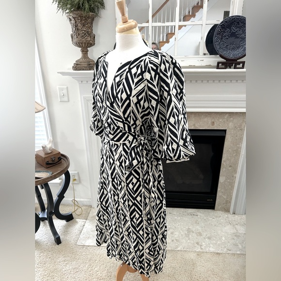 Banana Republic Black and White Geometric Dress - Picture 8 of 13